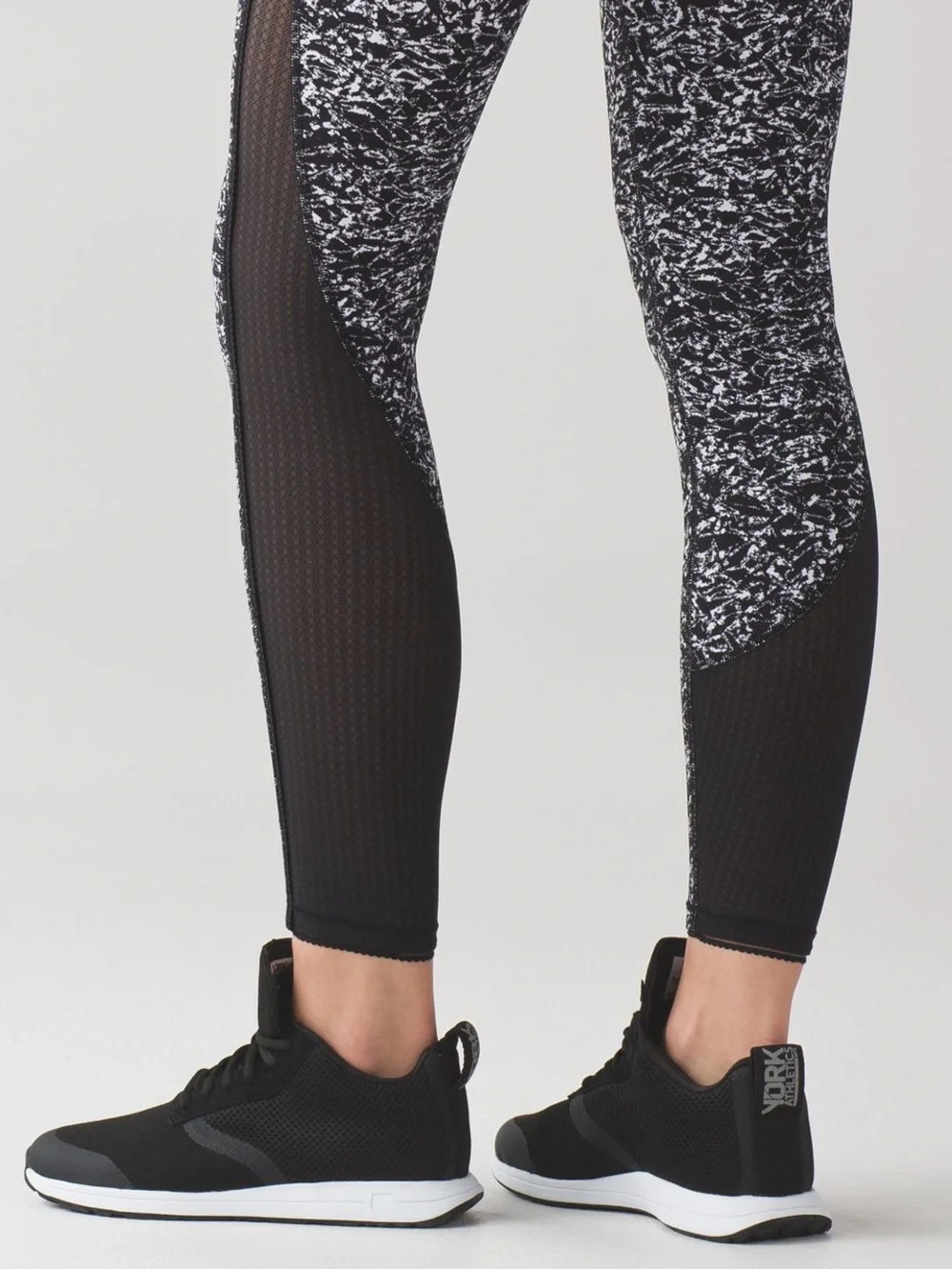 Lululemon Deep Breath Tight Iced Wave White Black Size 6